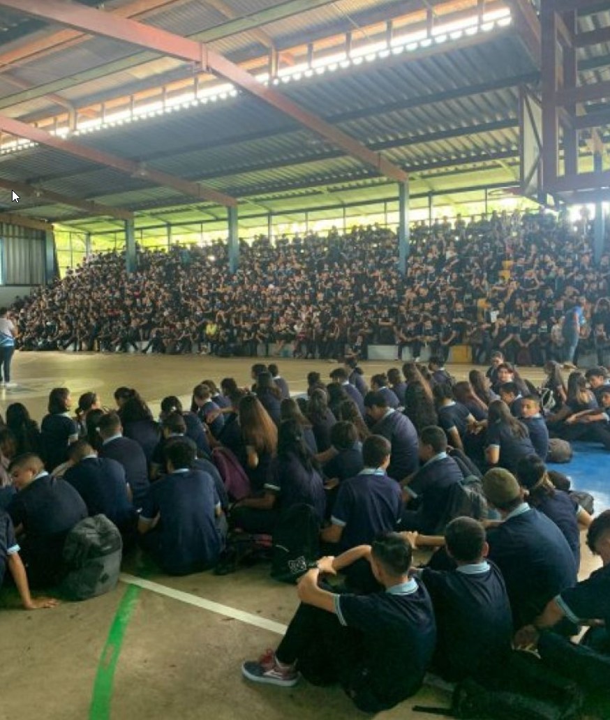 Estudiantes del CTP de Parrita en las gradas durante la charla