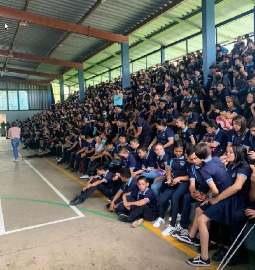 Estudiantes del CTP de Parrita reunidos en el gimnasio