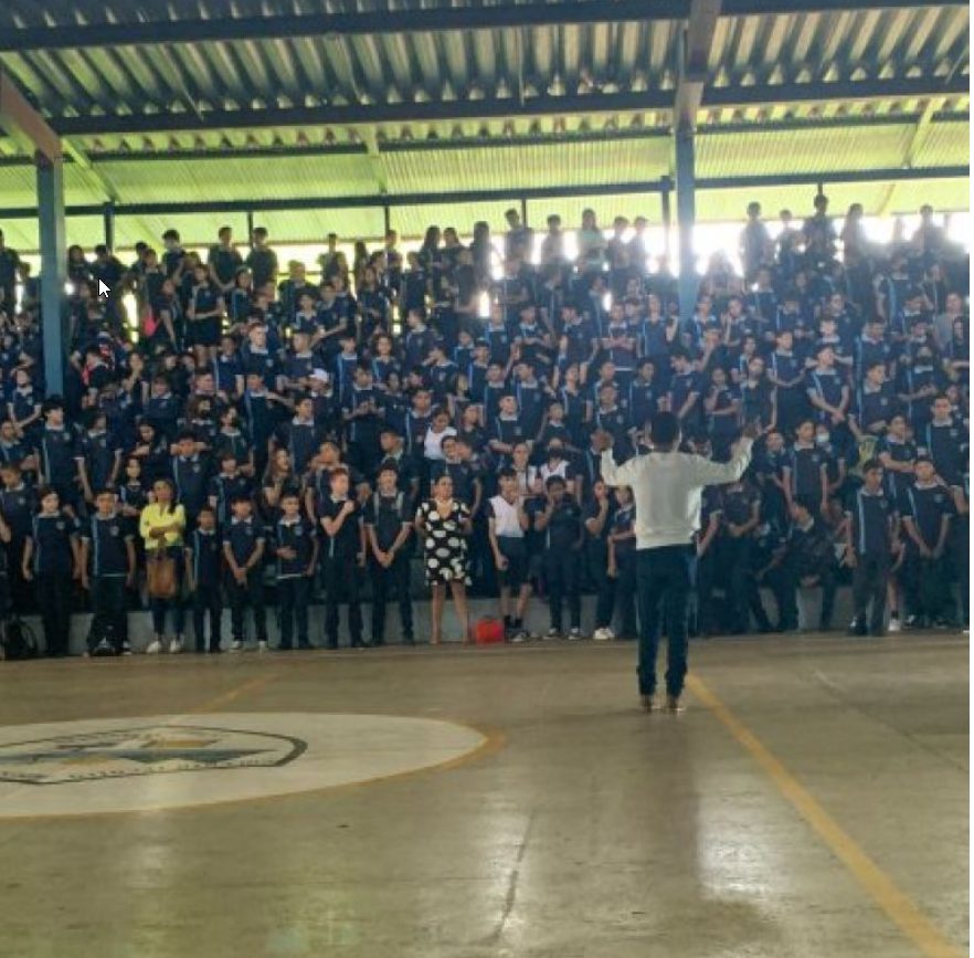 Junior Félix Oporta frente al estudiantado del CTP de Parrita