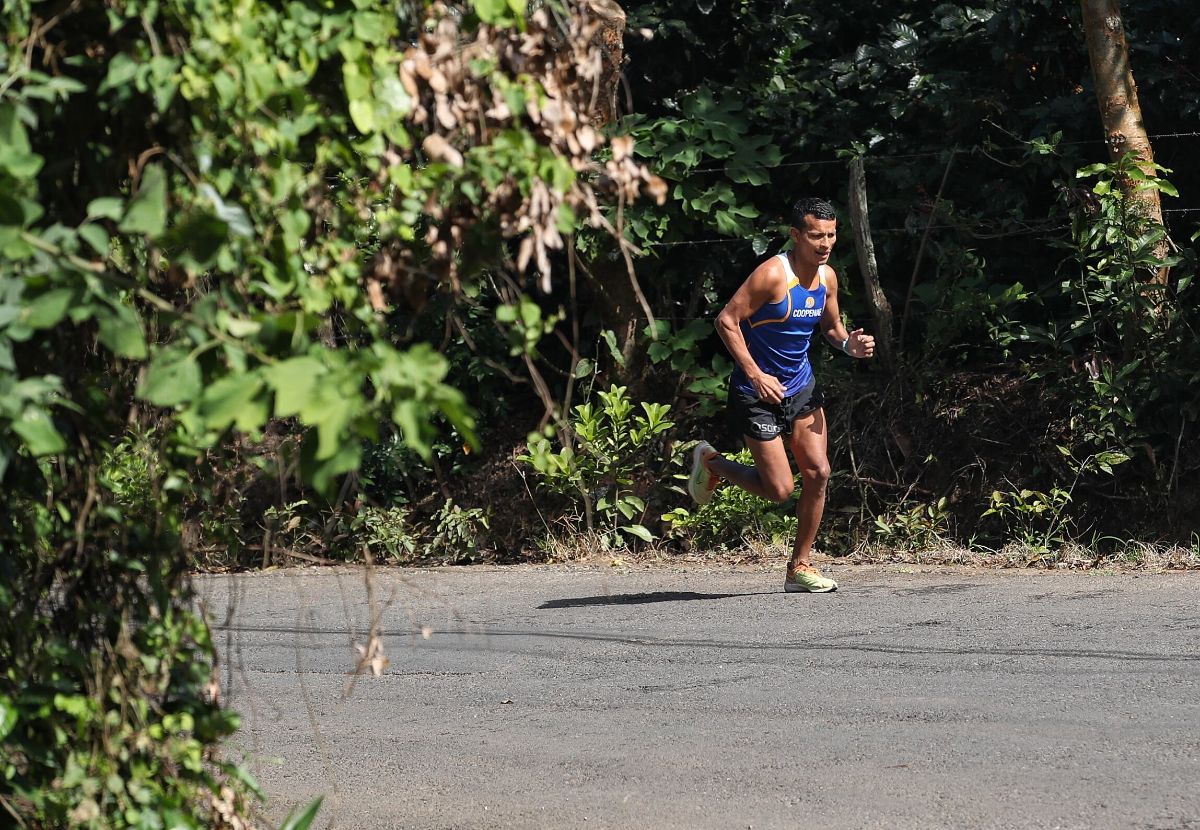 Junior Félix Oporta corriendo con el uniforme de Coopenae Atletismo